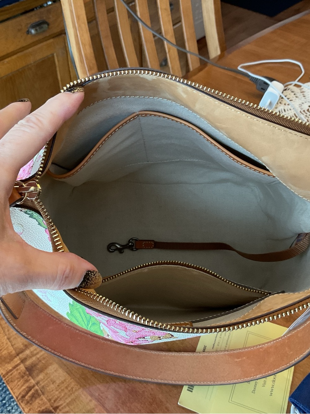 Dooney & Bourke Cream Hydrangea Large Sac - Picture 9 of 16